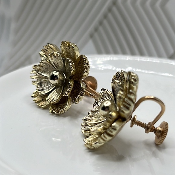 Vintage Gold Lisner Flower Screw On Earrings. - Picture 4 of 5